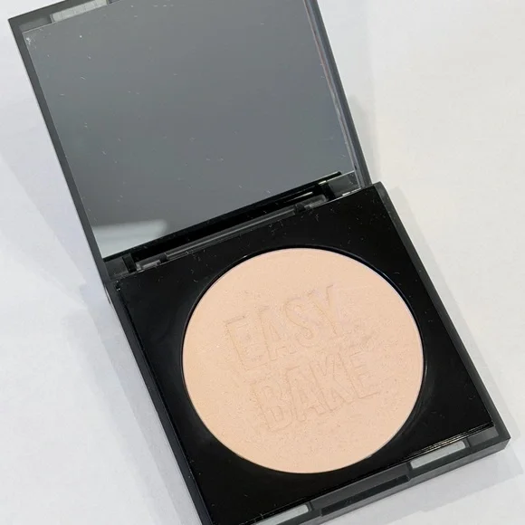Huda Beauty Easy Bake and Snatch Pressed Powder - Cupcake - Picture 3 of 5